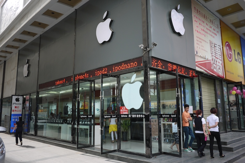 Illustration for article titled Can You Spot the Real Chinese Apple Shop?